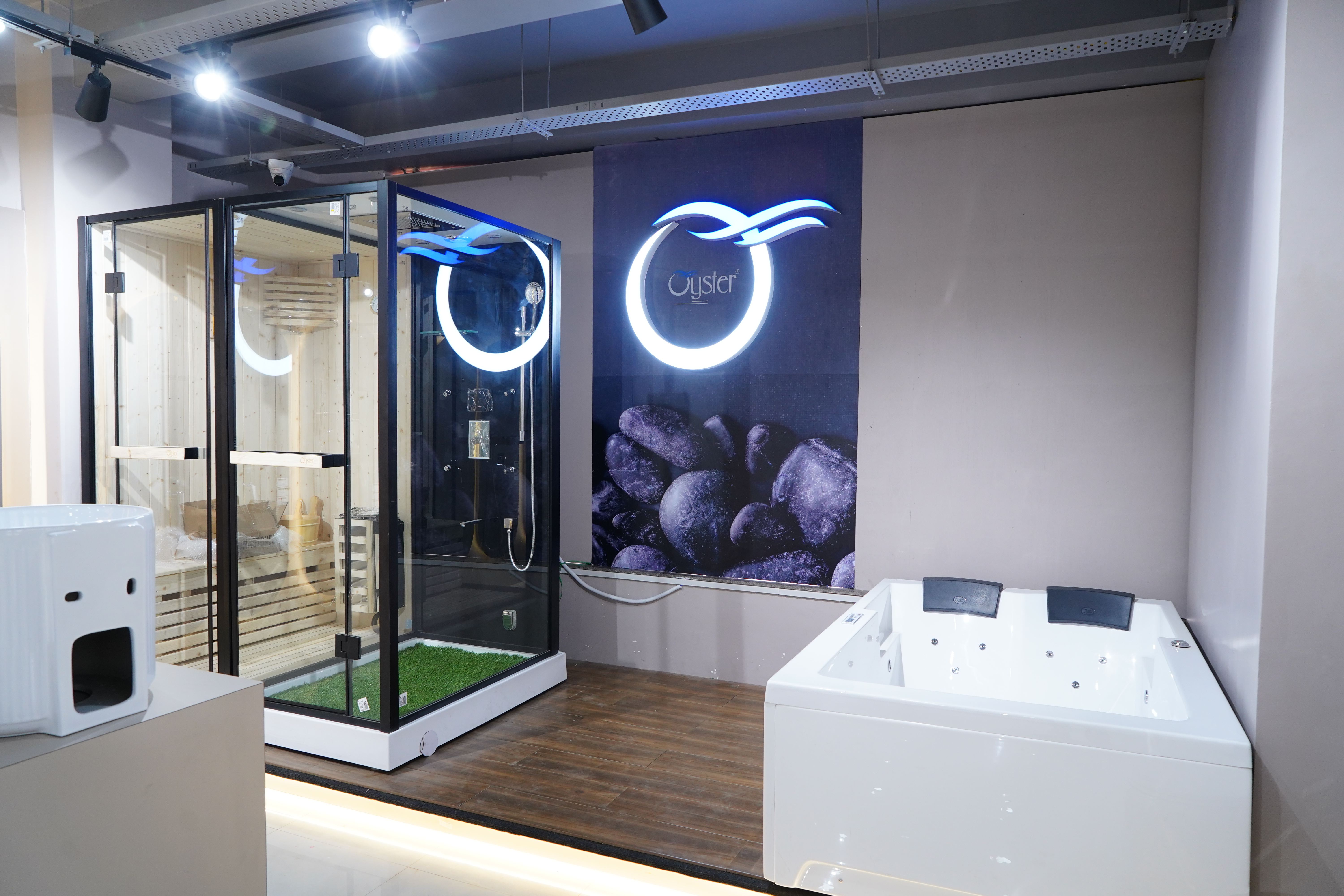 Bathtub and shower display